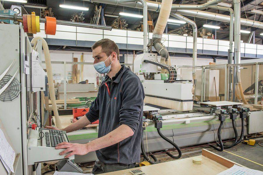 Travail sur machine acomagencement